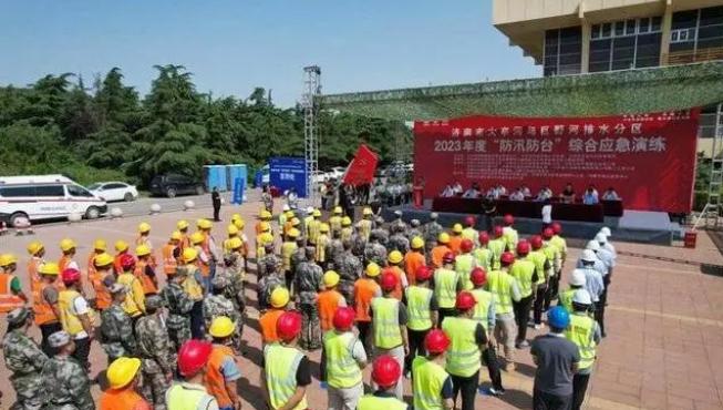 搶筑堤壩，涉水搶險(xiǎn)！濟(jì)南重點(diǎn)雨污管網(wǎng)改造項(xiàng)目開(kāi)展防汛演練