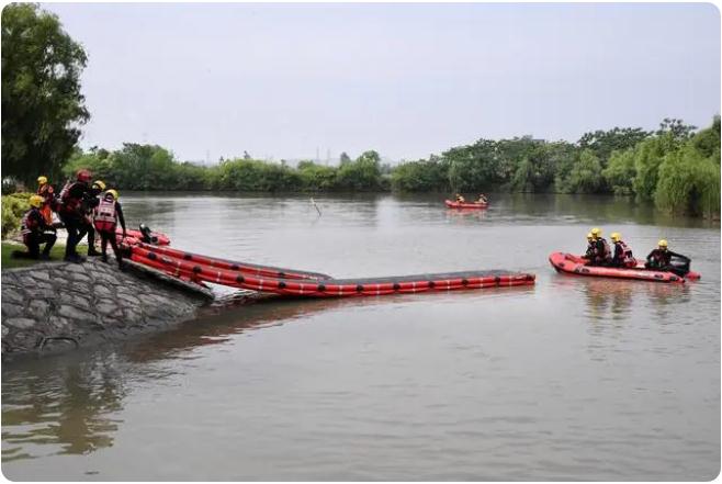 “多人落水”如何科學(xué)施救？消防員架起水上浮橋演練極限營(yíng)救