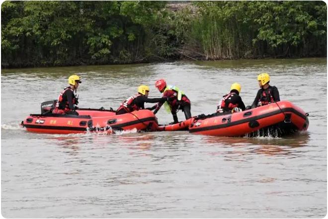 “多人落水”如何科學(xué)施救？消防員架起水上浮橋演練極限營(yíng)救