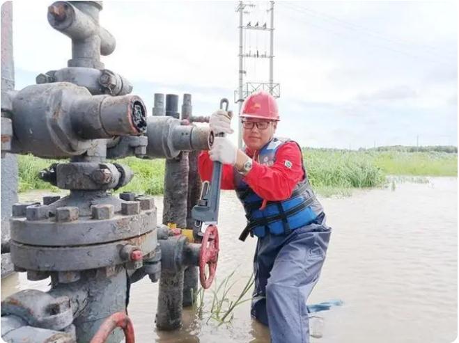 險(xiǎn)不除、人不休，水不降、人不退！大慶油田朝陽(yáng)溝油田全力迎戰(zhàn)防汛“大考”