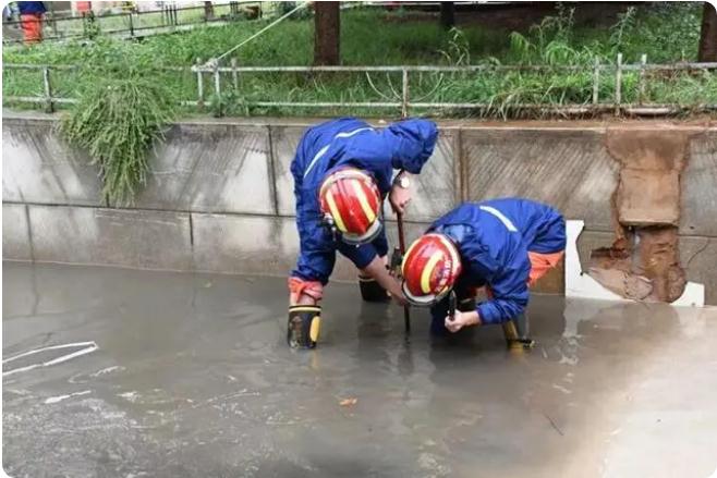 麒麟?yún)^(qū)遭暴雨突襲|部分道路積水嚴(yán)重，消防緊急排澇解憂