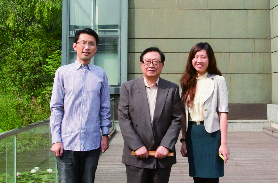 2013年9月，全國人大副委員長、中國紅十字會會長華建敏到鳳凰藝都美術(shù)館參觀考察。.jpg